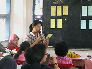 A participant in the second workshop presents her group's proposal