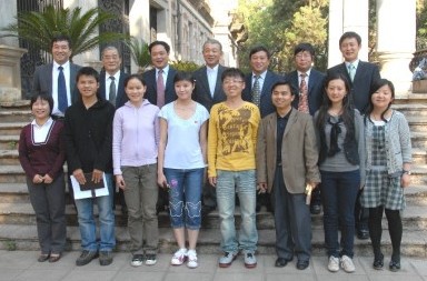 Mr. Sasakawa (back row, center), and Sylff fellows (front row)