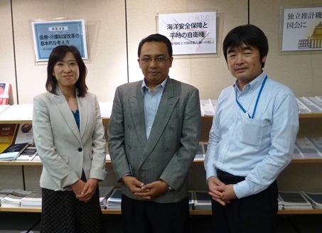 Adriansyah, center, with program officers at  the Tokyo Foundation