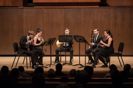 （From left to right） Samuel Bricault, Julia DeRosa, David Raschella, Lomic Lamouroux, and Georgina Oakes performing the Harbison quintet.