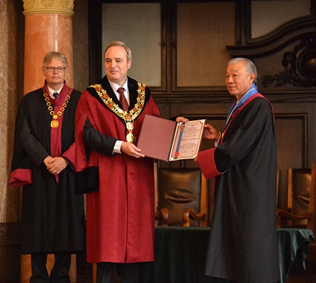 Rector Habil Anastas Gerdzhikov (center) awards a doctor honoris causa degree to Mr. Yohei Sasakawa (right).