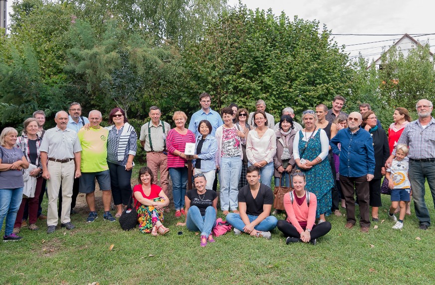 Hungarian Sylff fellows and locals in Szigetmonstor, with the newly planted Sylff tree in the background. Holding the plaque for the tree at center are Mariann Tarnoczy, who has been working with Sylff at the Hungarian Academy of Sciences since the program’s inception, and Mari Suzuki, director of leadership development at the Tokyo Foundation. 